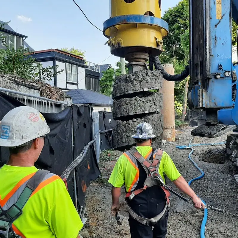 Hydrolic rig lifting soil out of the ground